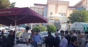 HASTANE ÖNÜNDE BEKLEYİŞ VE DAYANIŞMA SÜRÜYOR.