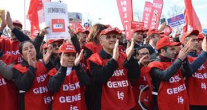 ‘Krizin faturasını ödemeyeceğiz’ diyen belediye işçileri iş bıraktı