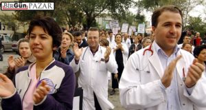 Hekimler hükümeti rahatsız etmeye devam ediyor! – Eriş Bilaloğlu