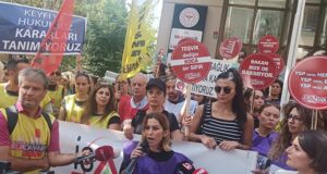 Sağlık çalışanları hakları için iş bıraktı